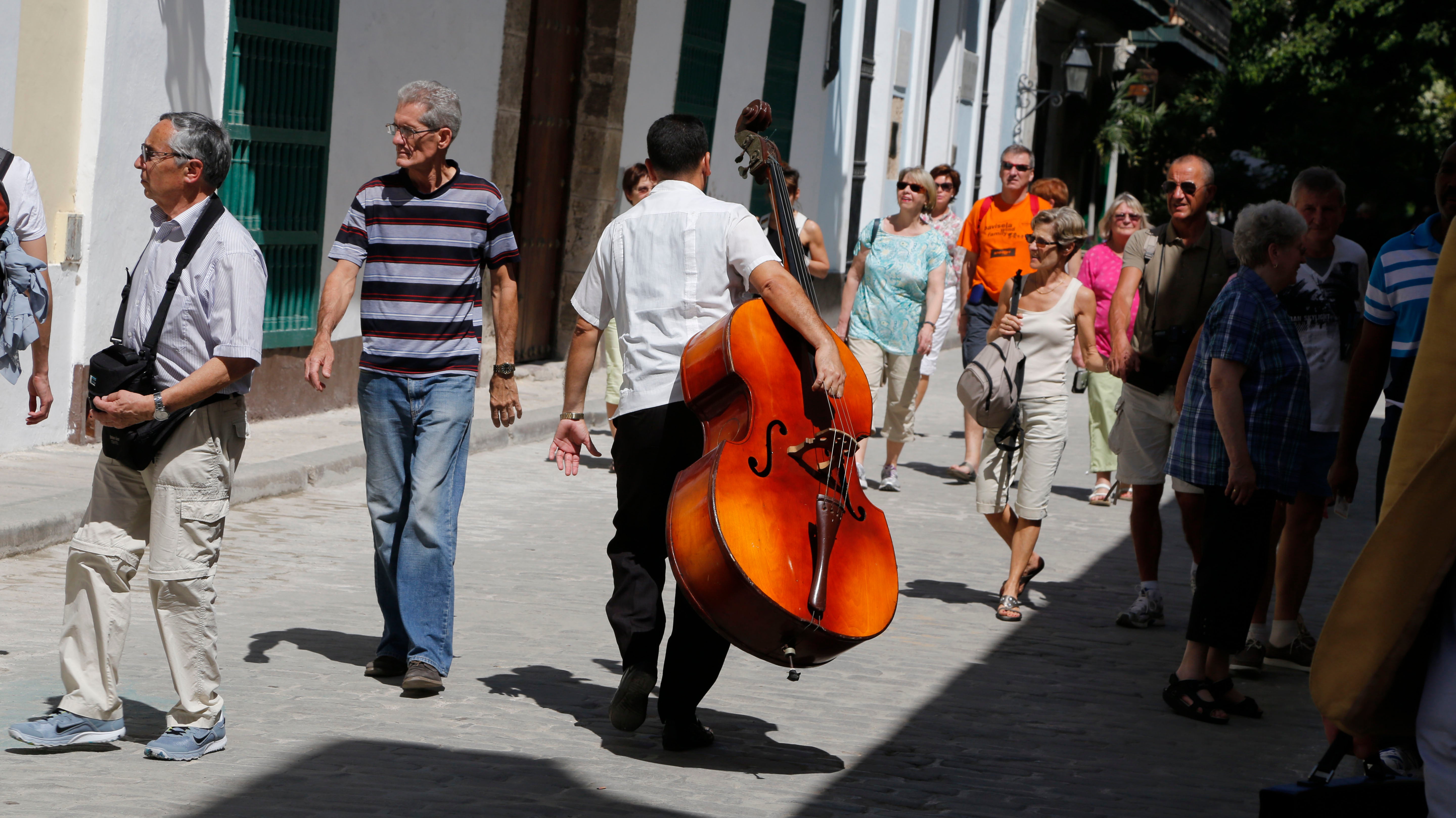 Travelers flock to Cuba before American invasion