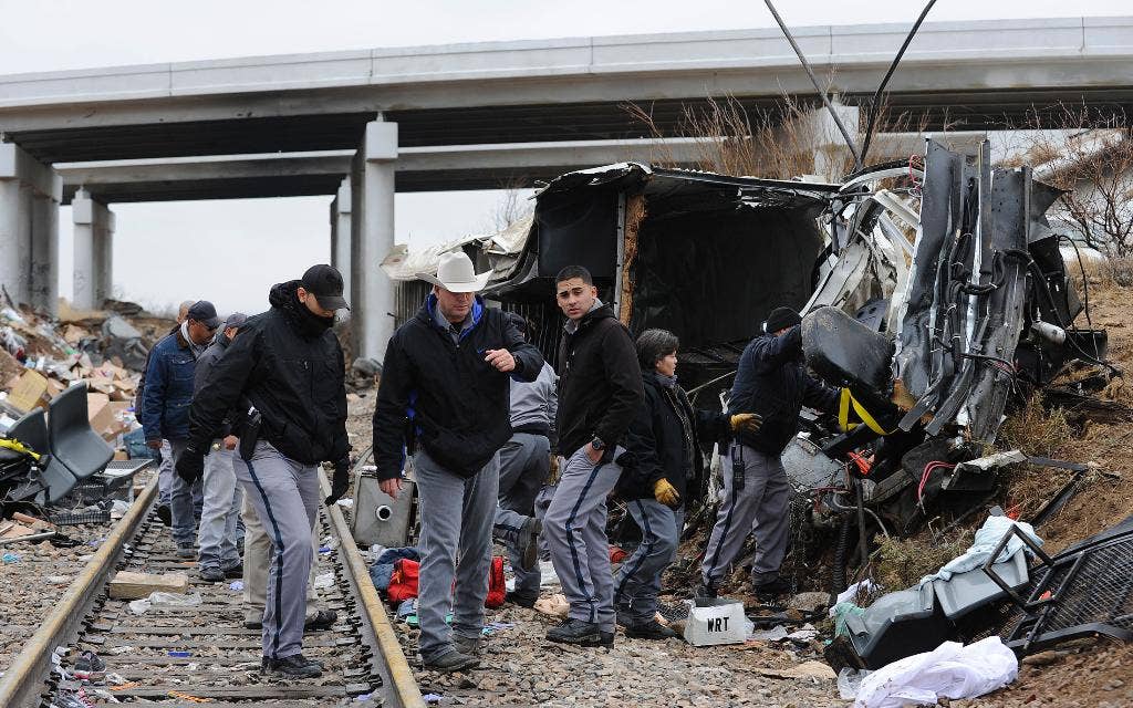 Penyelidik kembali ke lokasi kecelakaan bus yang menewaskan 8 narapidana, 2 petugas di Texas Barat