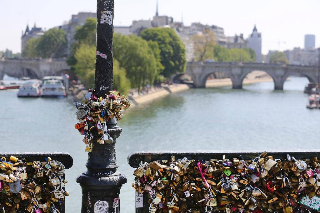 Kota cinta, atau kastil?  Paris merenungkan pilihan kegemaran sepasang kekasih: Kaitkan kunci di jembatan