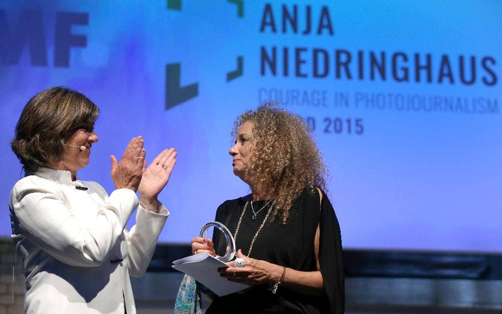 Fotografer Heidi Levine menerima penghargaan untuk Niedringhaus AP dari grup media wanita