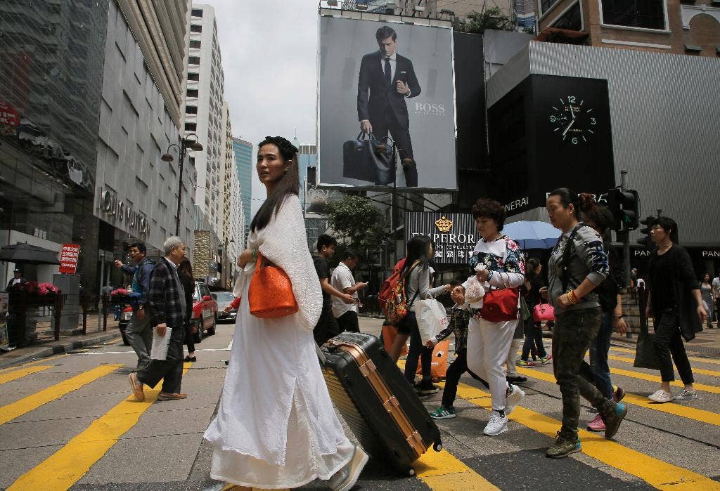 Meskipun warga Hongkong telah menjadi bagian dari Tiongkok selama 18 tahun, warga daratan menolak pelukan tersebut dan merasa terasing