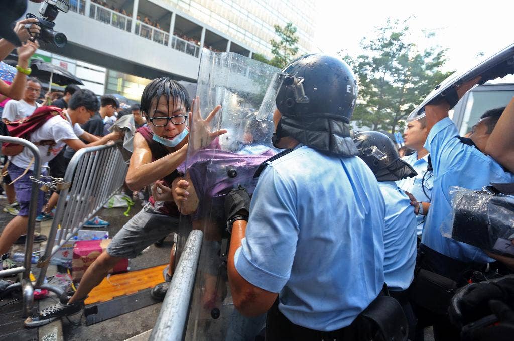 Mahasiswa Hong Kong bertengkar dengan polisi karena penolakan Tiongkok untuk mengizinkan reformasi;  28 terluka