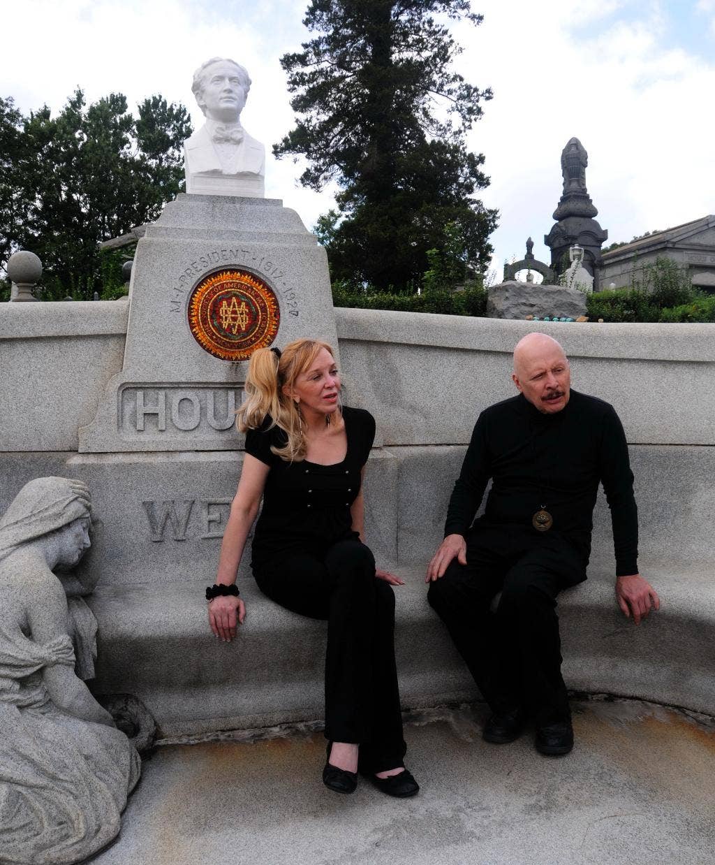 Para penyihir melakukan upaya baru untuk memulihkan dan memelihara situs makam Harry Houdini di NYC yang dirusak