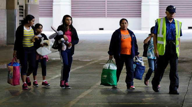 Dalam pengajuannya, kelompok pengacara mengatakan bahwa penahanan keluarga imigran masih berlangsung lama dan tidak aman