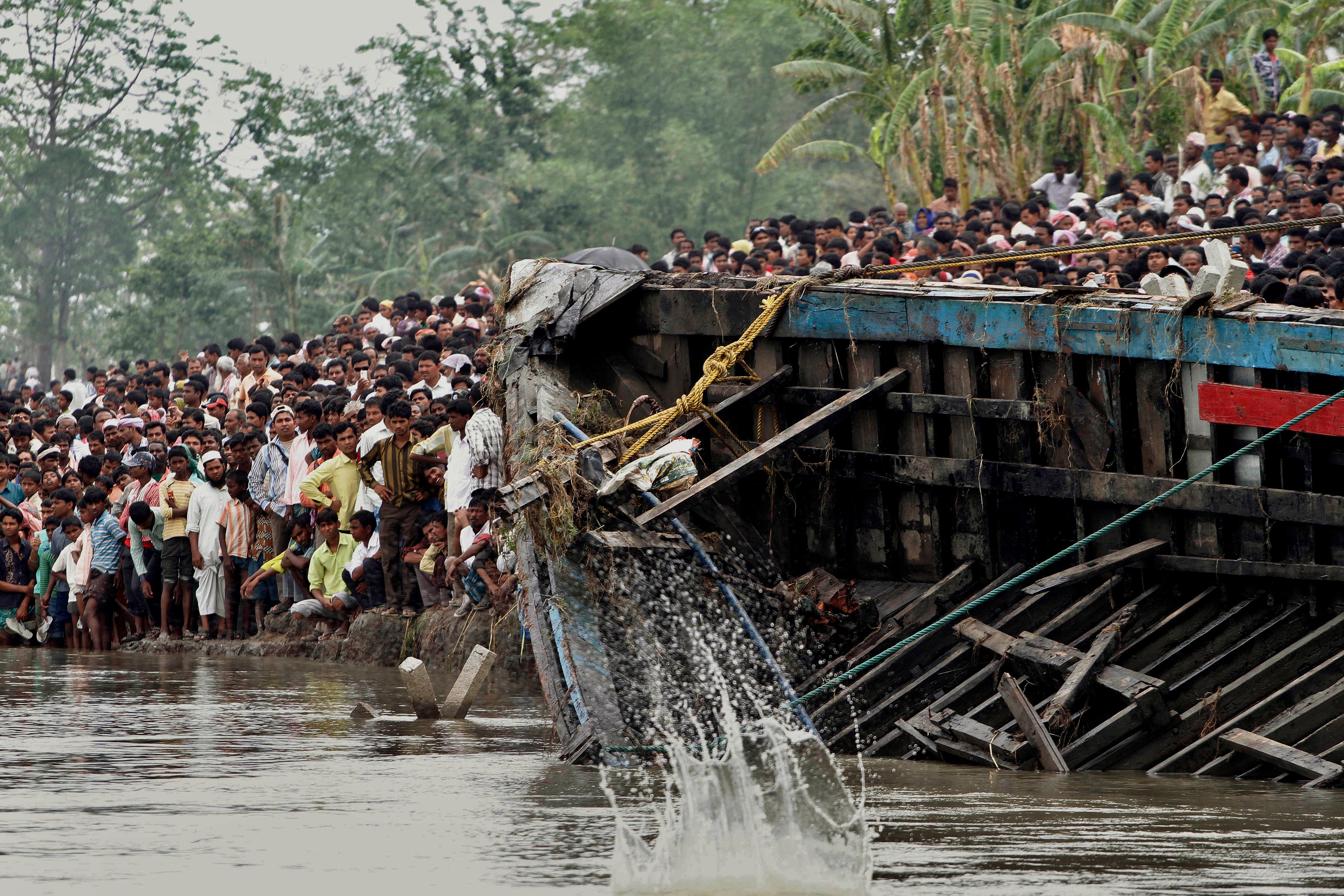 Индия паром. Capsize фильм. Тенггела паром Индия. Браунс Ферри авария. A Boat carrying Tourists has sunk in India.