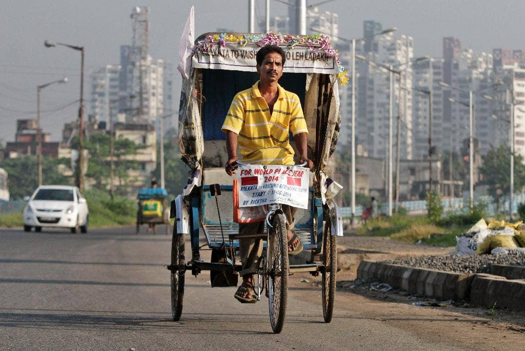 Pria India mengayuh becak dari tepi laut Kolkata ke puncak Himalaya