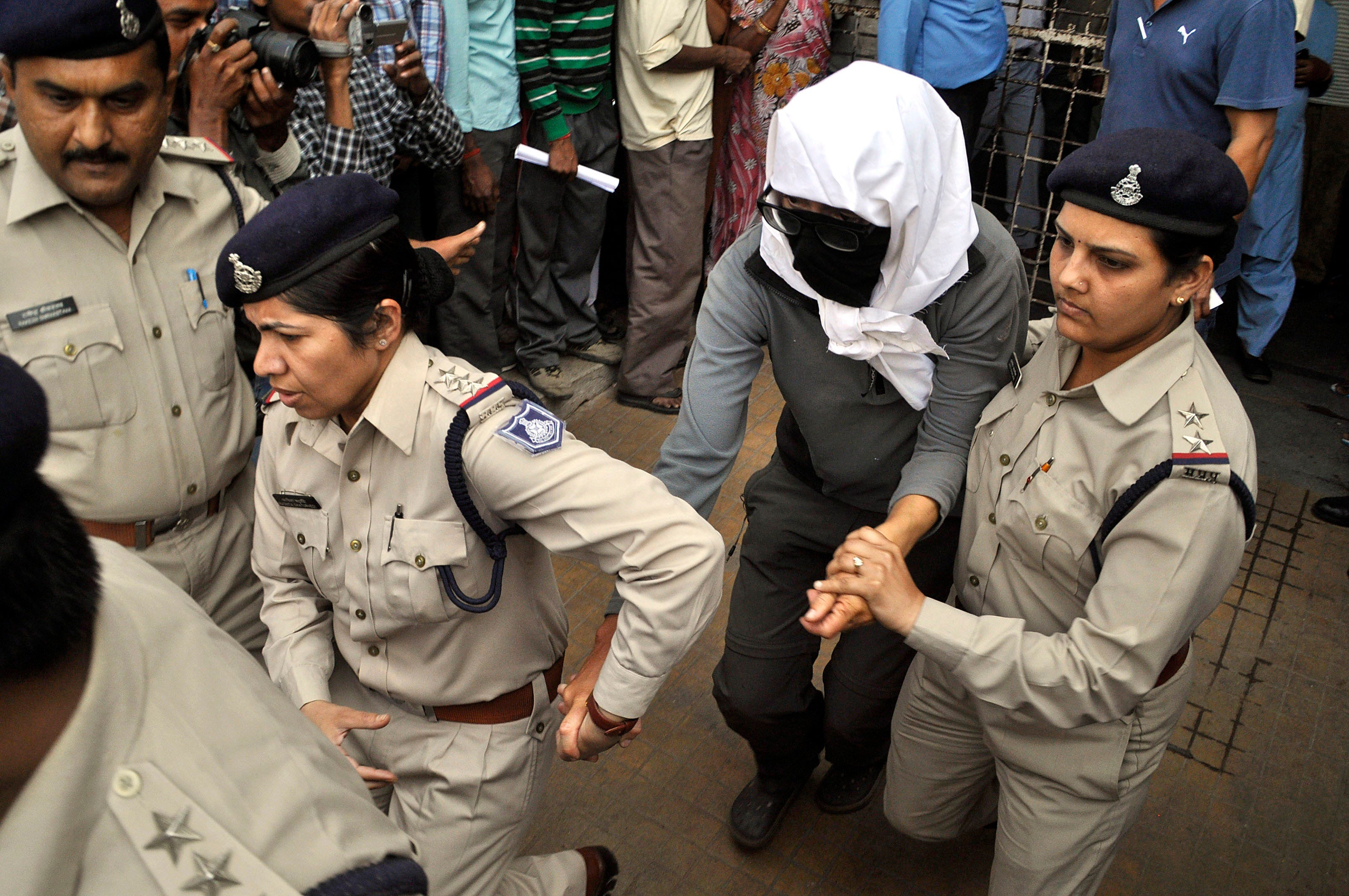 Индия нападения. Джиоти Сингх Дели нападение. Индийский полицейский. Полиция Индии. Женщины полицейские в Индии.