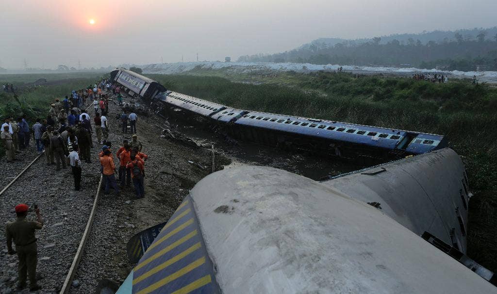 Сошедшая с рельсов дорам. Поезд в Индии. Железнодорожная авария в Индии. В Индии поезд сошел с рельс.