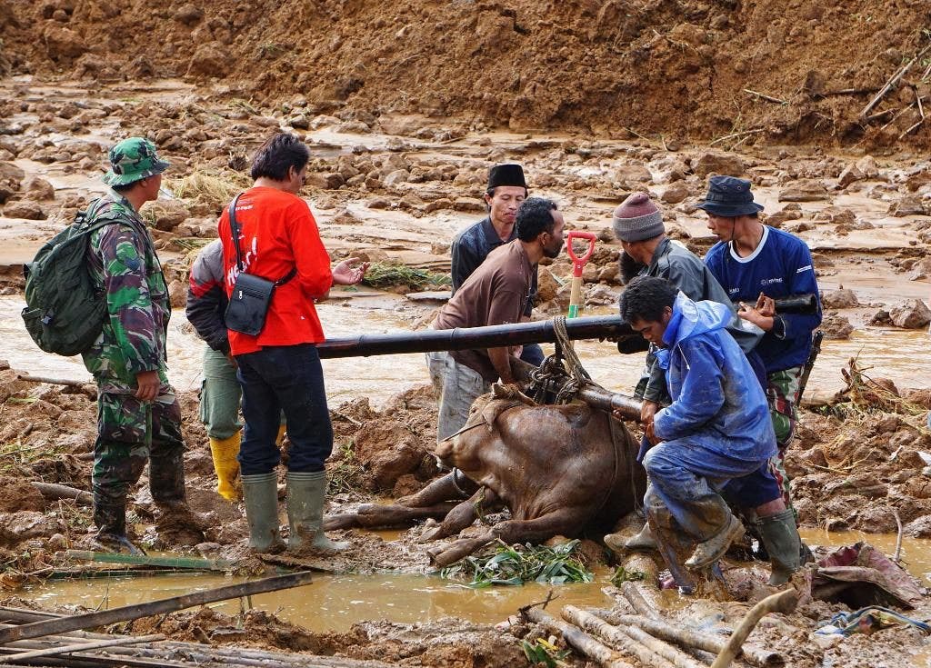 Korban tewas mencapai 32 orang, dan 76 orang hilang, setelah tanah longsor meruntuhkan lereng bukit di Indonesia tengah