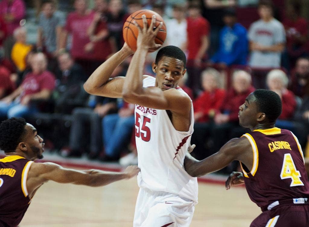 Michael Qualls, Anthlon Bell each score 20 points, No. 25 Arkansas