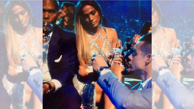 Jennifer Lopez mendapat beberapa kerucut dari Casper Smart di MTV Video Music Awards