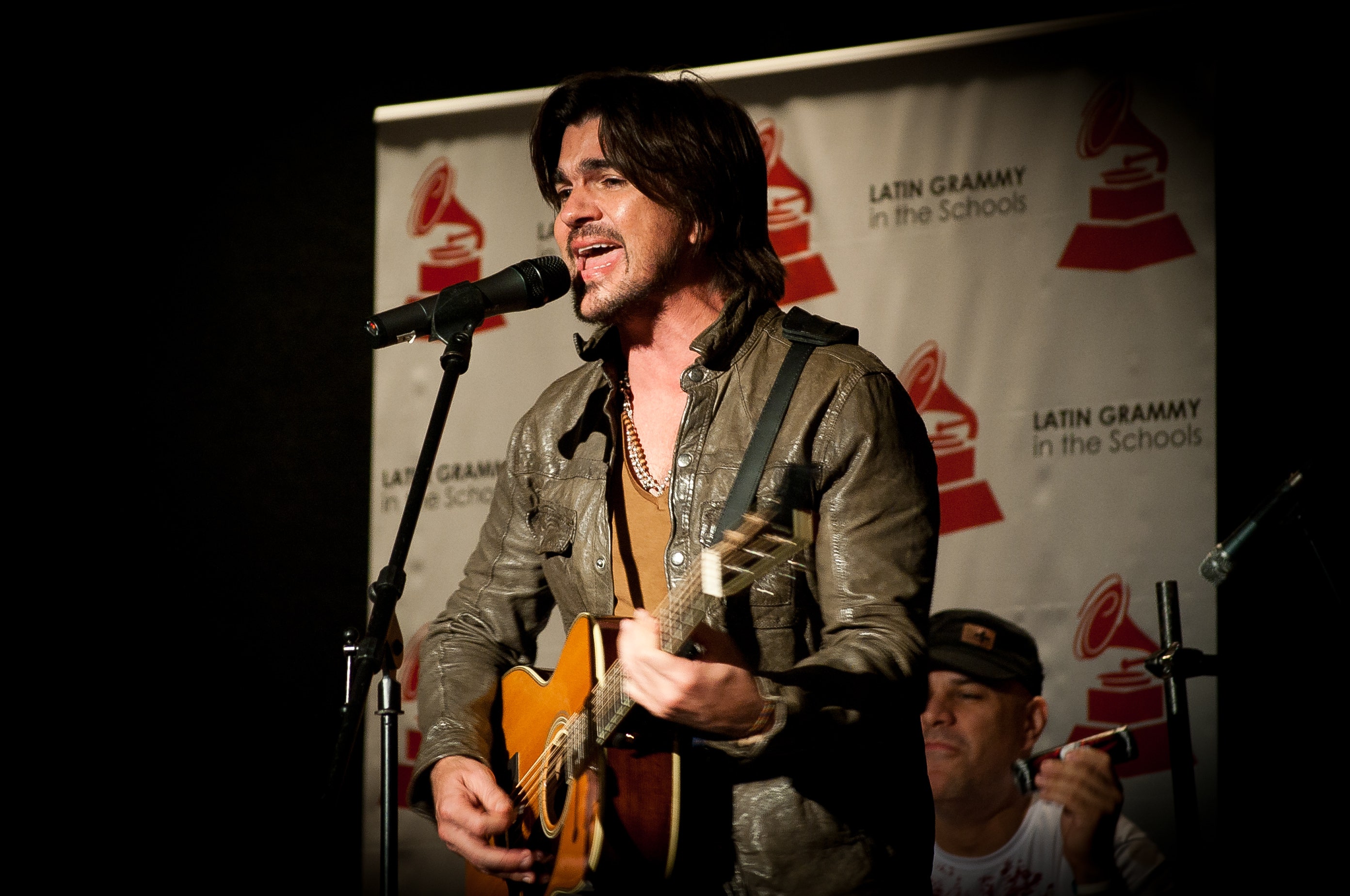 Juanes membuat anak-anak menjadi liar di Bronx HS