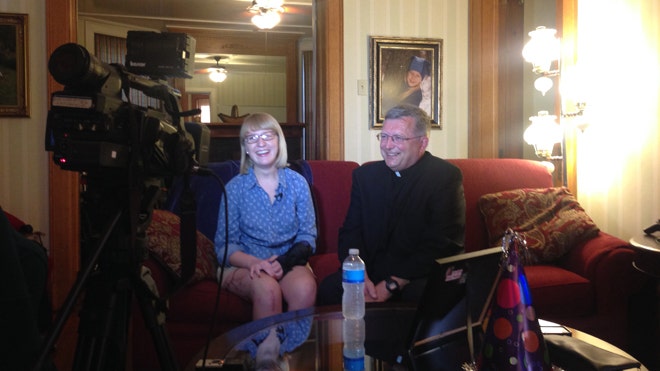 ‘Mystery Priest’ dan ‘Miracle’ CRash CRash Curvivor Katie Lentz mengadakan reuni emosional