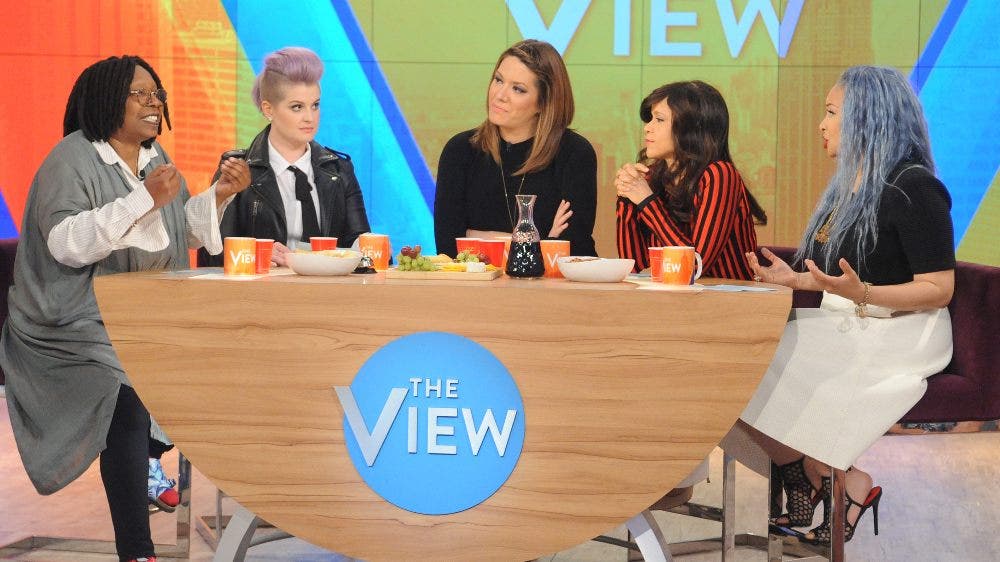 Kelly Osbourne mengatakan jika semua warga Latin dideportasi, ‘siapa yang akan membersihkan toilet?’ Lalu minta maaf