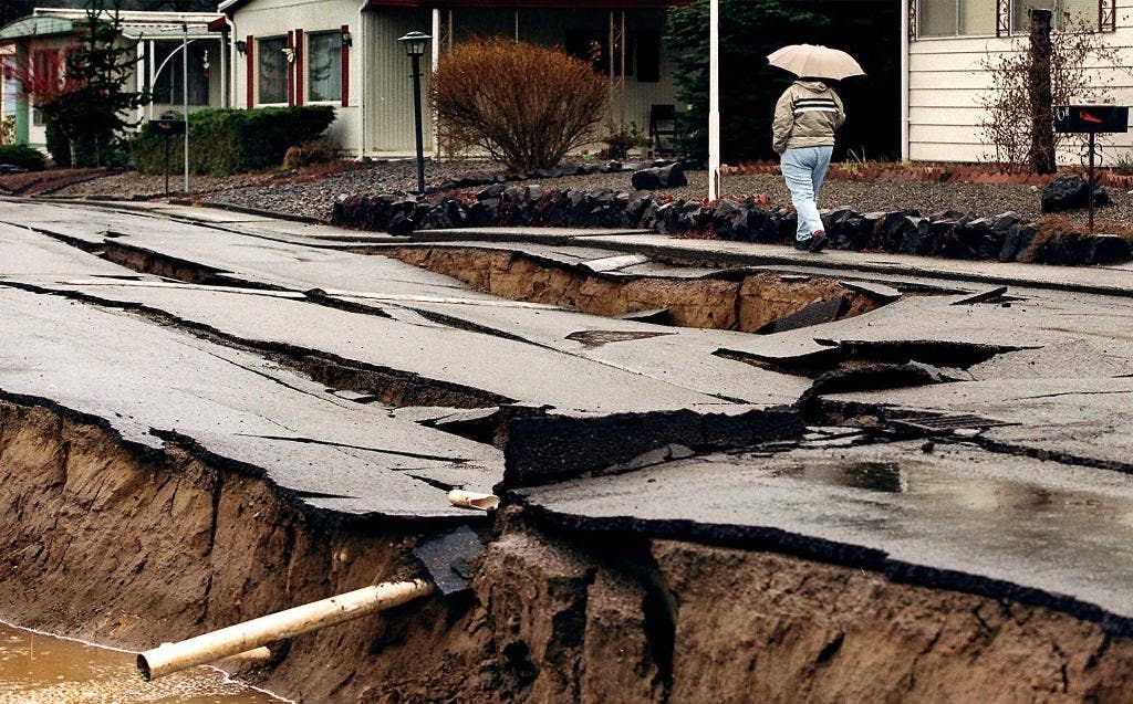 Геологические землетрясения. Землетрясение Сиэтл 2001. Землетрясение асфальт. Землетрясение разлом. Землетрясение разлом дорог.