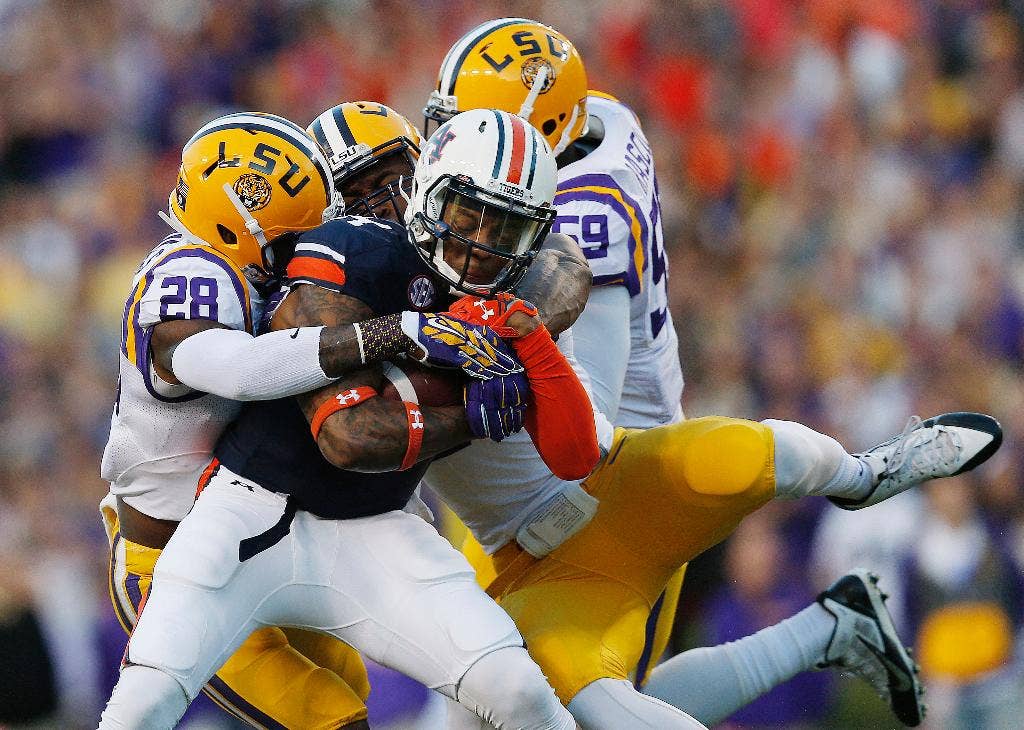 TIDAK. 15 quarterback LSU, perjuangan defensif berlanjut dalam kehilangan 41-7 dari no. 5 Auburn