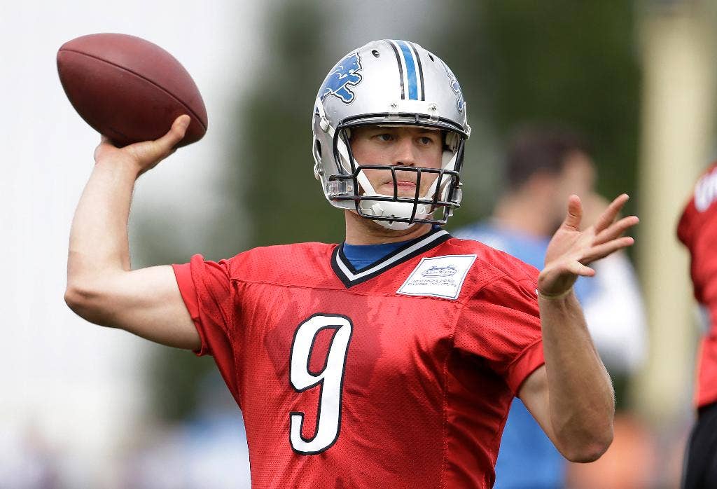 QB Matthew Stafford yang mencari bentuk formulir setelah musim 2013