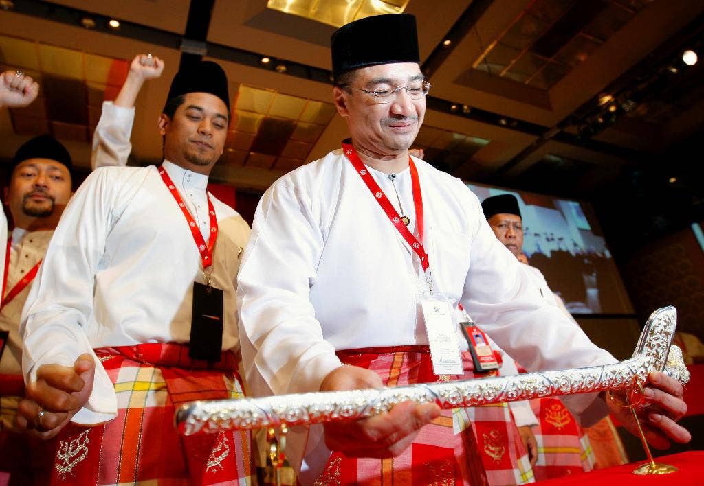 Menteri yang menghadapi pencarian Malaysia untuk Penerbangan 370 memiliki status elit, secara teknis terampil