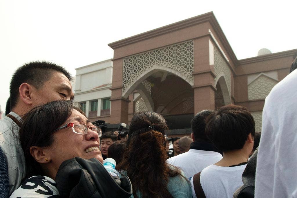 Tiongkok bergerak untuk melakukan pengendalian kerusakan ketika anggota keluarga pesawat yang hilang dengan marah menguji ban Malaysia