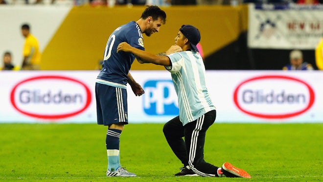 Fan invades pitch at U.S.-Argentina match, bows down to Messi