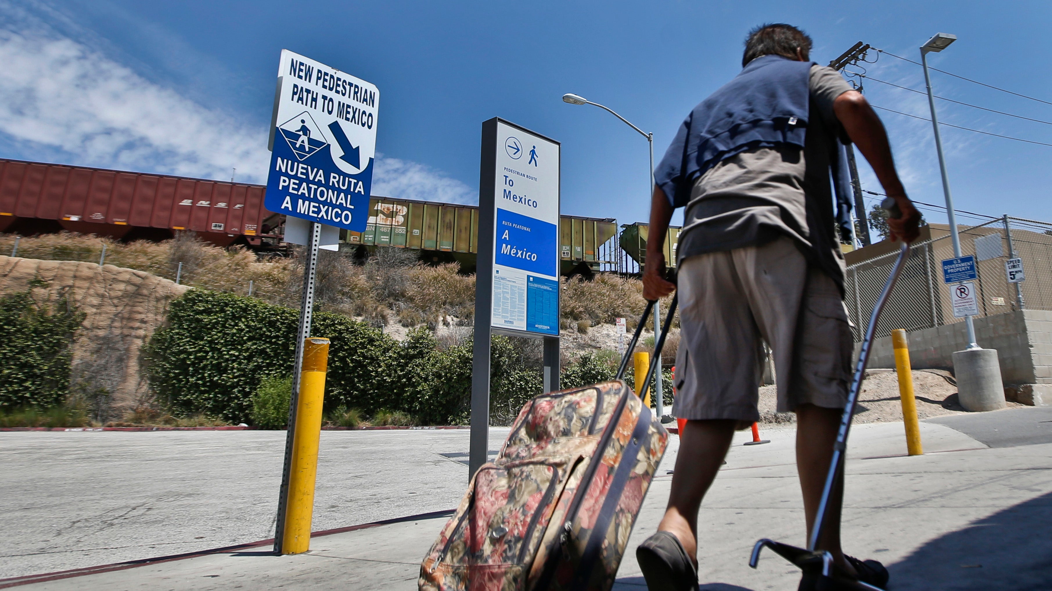 Di perbatasan San Diego, warga Amerika kini memerlukan paspor untuk memasuki Meksiko dengan berjalan kaki