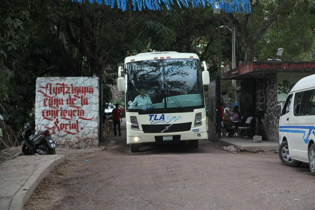 Mahasiswa Meksiko menyita bus dan memaksa pengemudi untuk mengangkut mereka untuk melakukan protes atas hilangnya rekan kerja