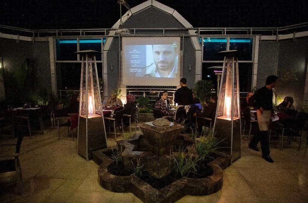 Restoran rooftop yang telah direnovasi menawarkan titik terang yang langka di Gaza yang hancur dan gelap