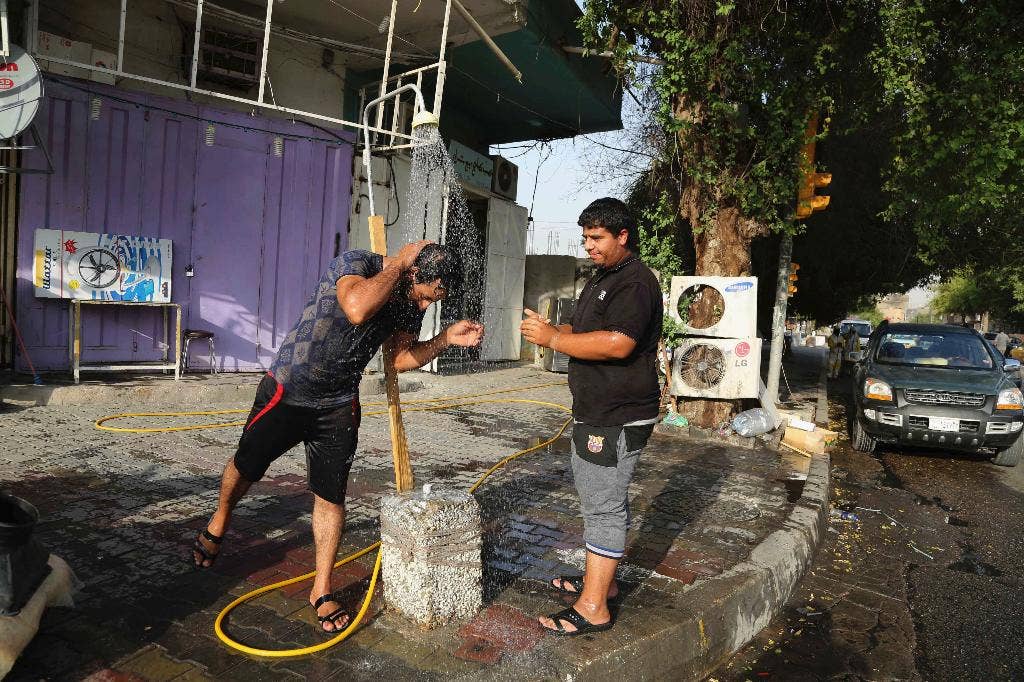 Di Irak, suhu yang terik pada bulan Ramadhan mendorong sebagian orang untuk berlibur, sementara sebagian lainnya berani menghadapi panas terik