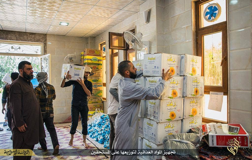 Adalah presenter dari ‘kekhalifahan’ campuran kebrutalan dan amal selama Ramadhan suci