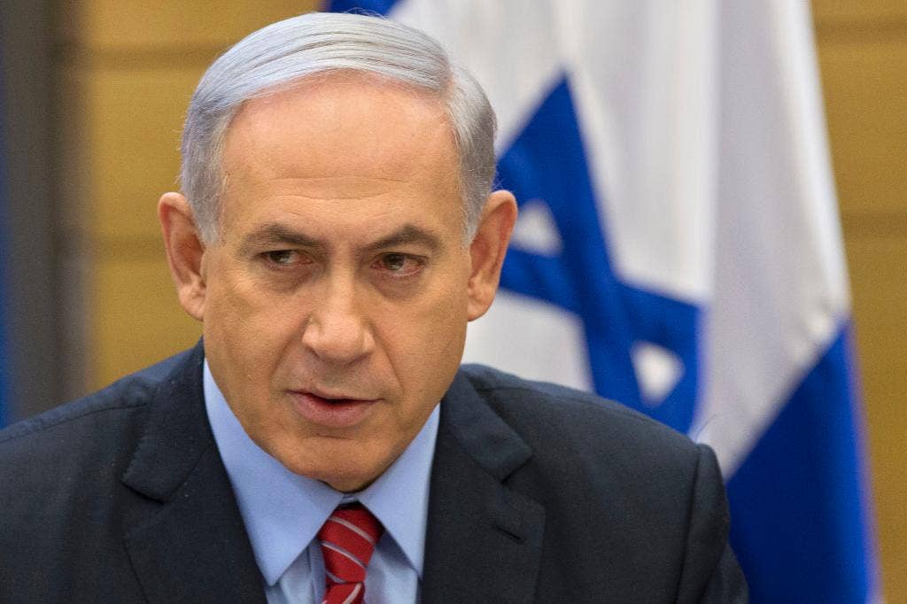Setelah hampir 9 tahun di kantor, Netanyahu berdiri di depan sekelompok penantang yang ingin dia pergi