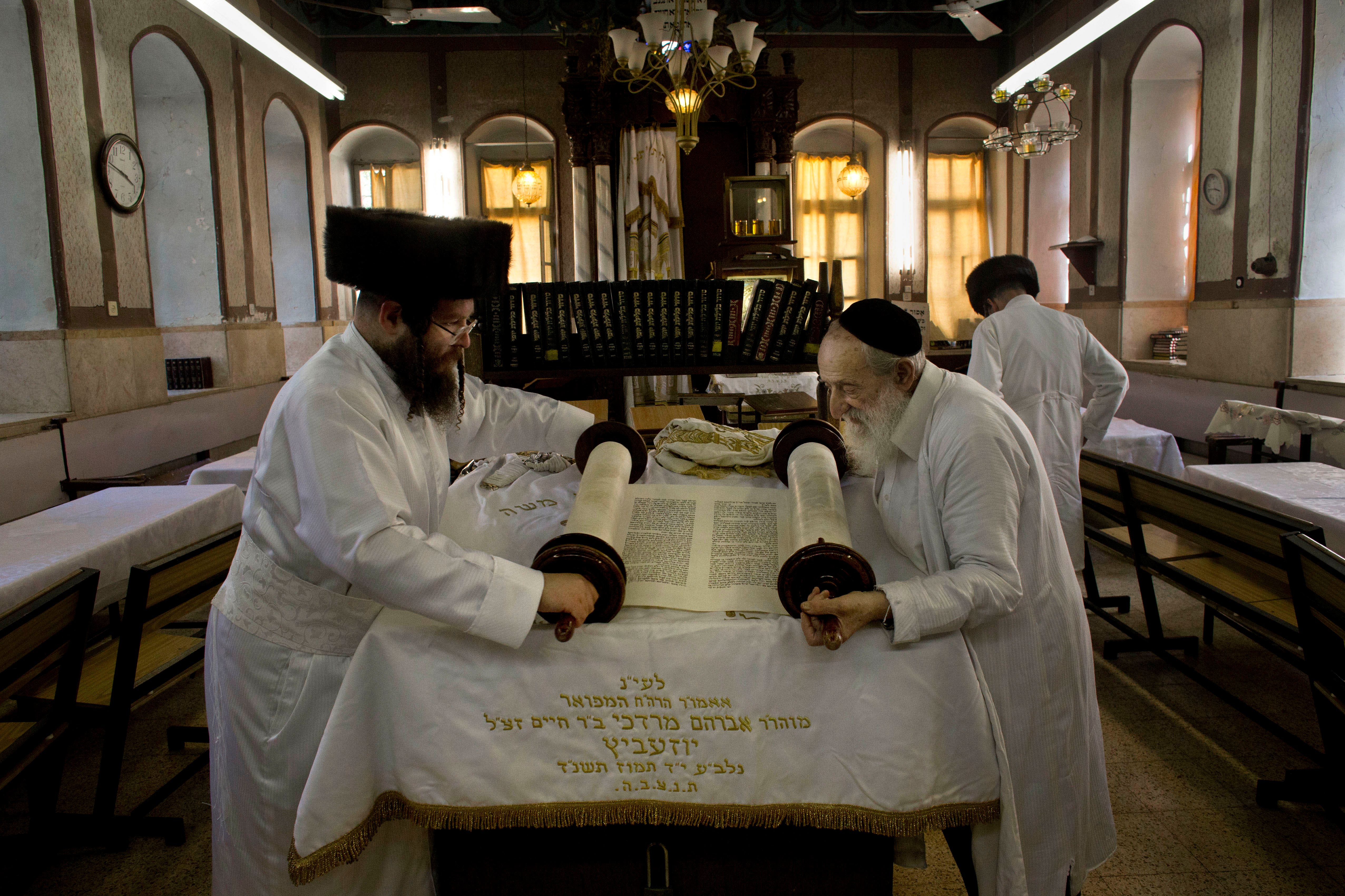 What Does Yom Tov Mean In English