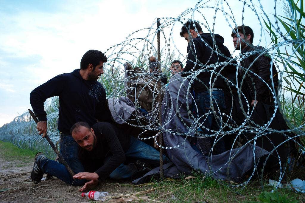 Banyak migran yang melintasi Balkan menyatakan diri mereka orang Suriah karena alasan suaka