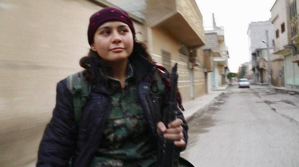 Inside Kobani: Pejuang wanita Kurdi memainkan peran utama dalam pertahanan kota melawan IS -Militan