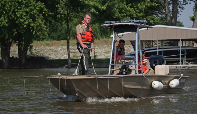 Search continues for 4 missing after boat crashes on Mississippi River ...