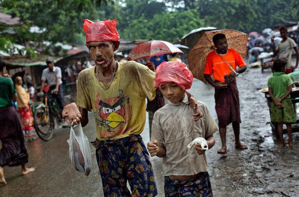 Warga Rohingya di Myanmar mengatakan pemerintah berupaya menghapus nama kelompok etnis tersebut dengan melakukan blokade dan pemukulan