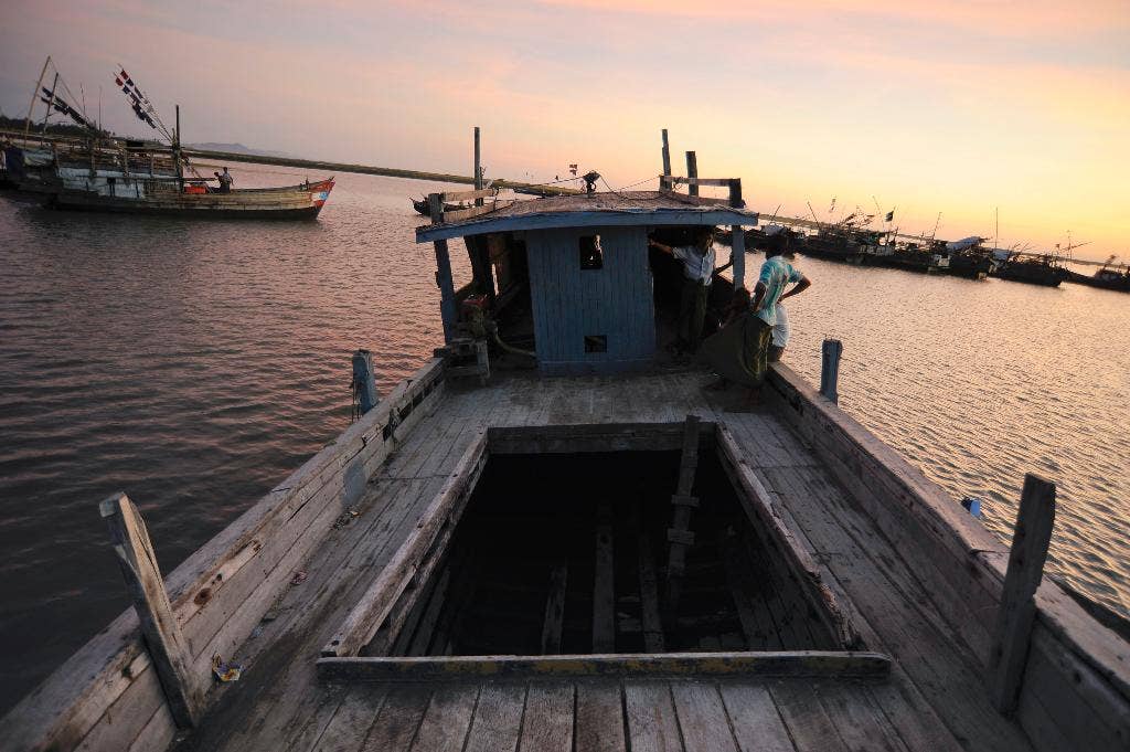 Anak-anak Rohingya melarikan diri dari Myanmar sendirian dengan perahu ketika eksodus meningkat, sehingga keluarga mereka tersebar di seluruh wilayah