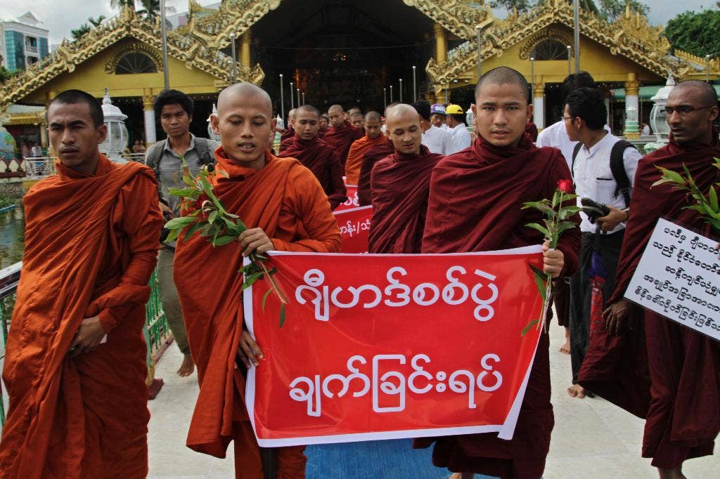 Pemakaman Buddha menggerakkan gairah di kota Myanmar terbesar ke -2, tetapi kekerasan masih mengandung