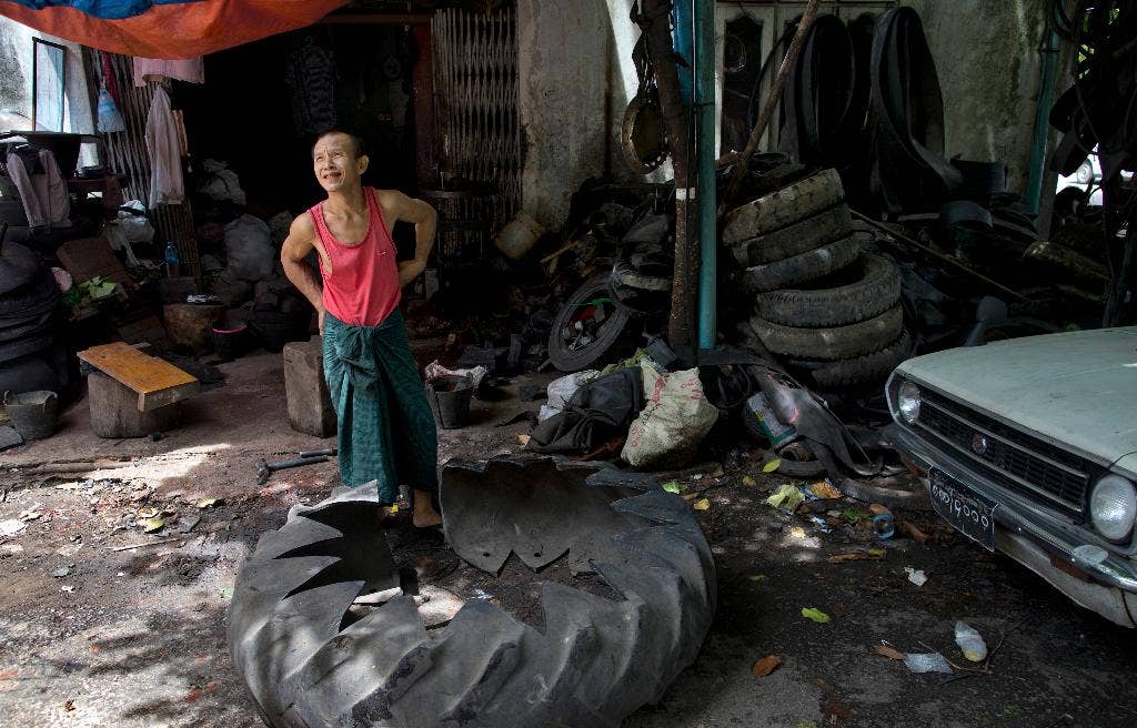 Membuat segalanya mulai dari sandal jepit hingga ember, pendaur ulang ban Myanmar tidak terpengaruh oleh modernisasi