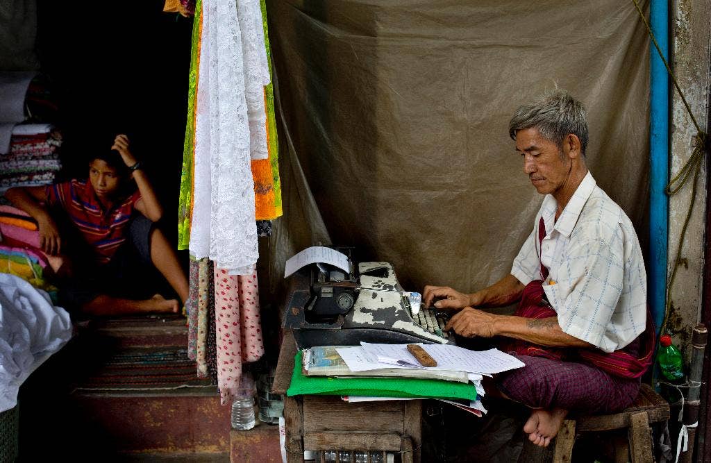 Mesin tik, telegram, kenangan lain dari era lampau terus berubah dengan cepat Myanmar