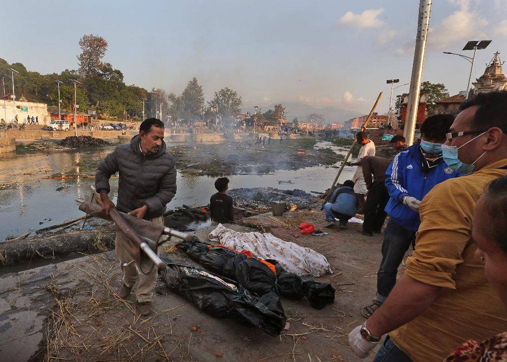 Di negara yang diliputi kesedihan, keluarga Nepal berduka atas 18 orang yang hilang akibat runtuhnya rumah satu keluarga