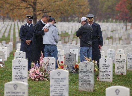 Presiden Obama mengunjungi Pemakaman Nasional Arlington