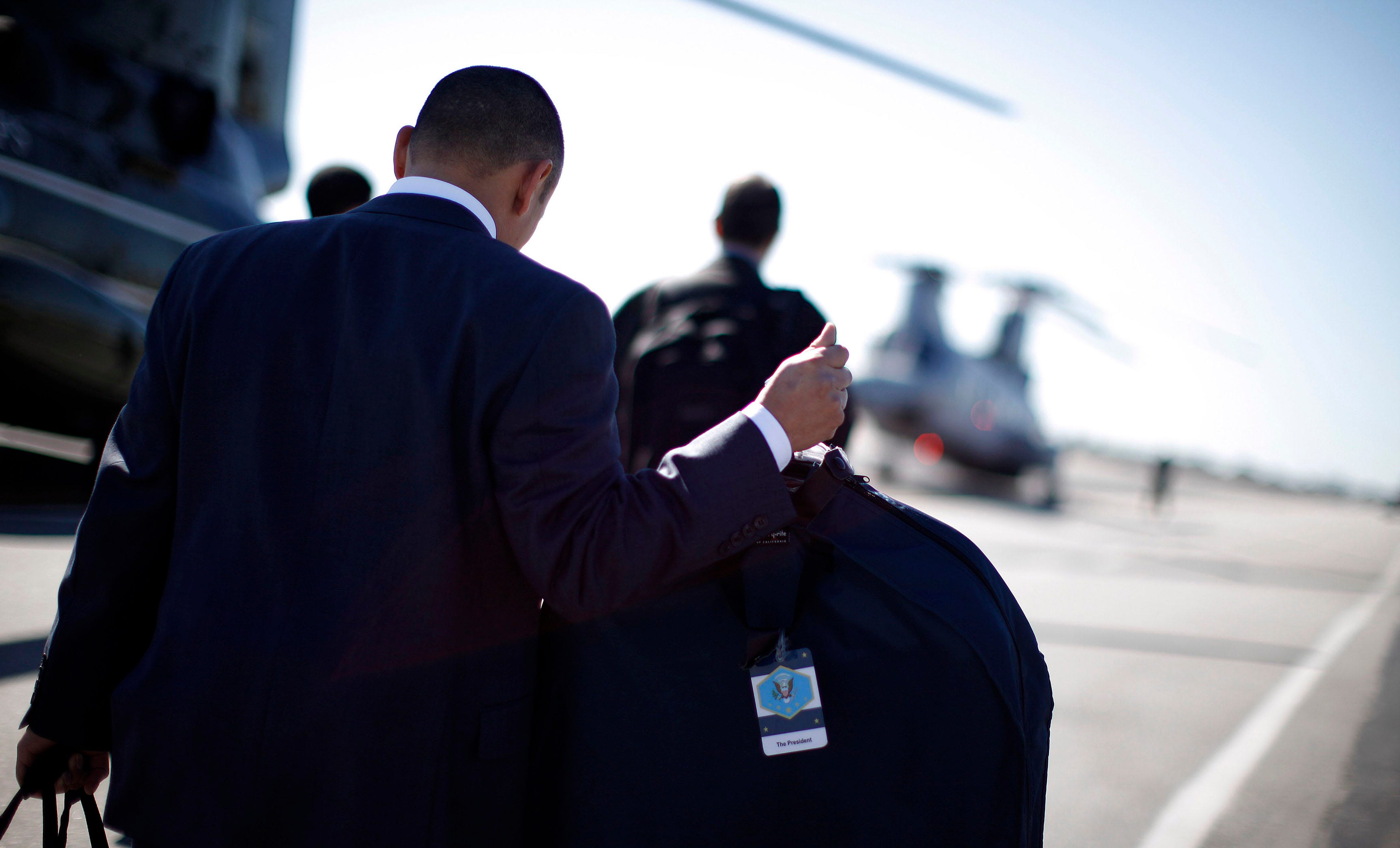 Дискред новости. Телохранитель со спины. Обама со спины. Фото больших телохранителей со спины.