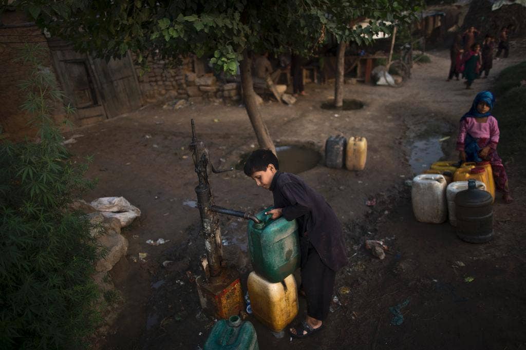 Di kota terbesar di Pakistan, kehausan yang lemah maupun kaya akan air bersih dalam krisis pasokan yang berkembang