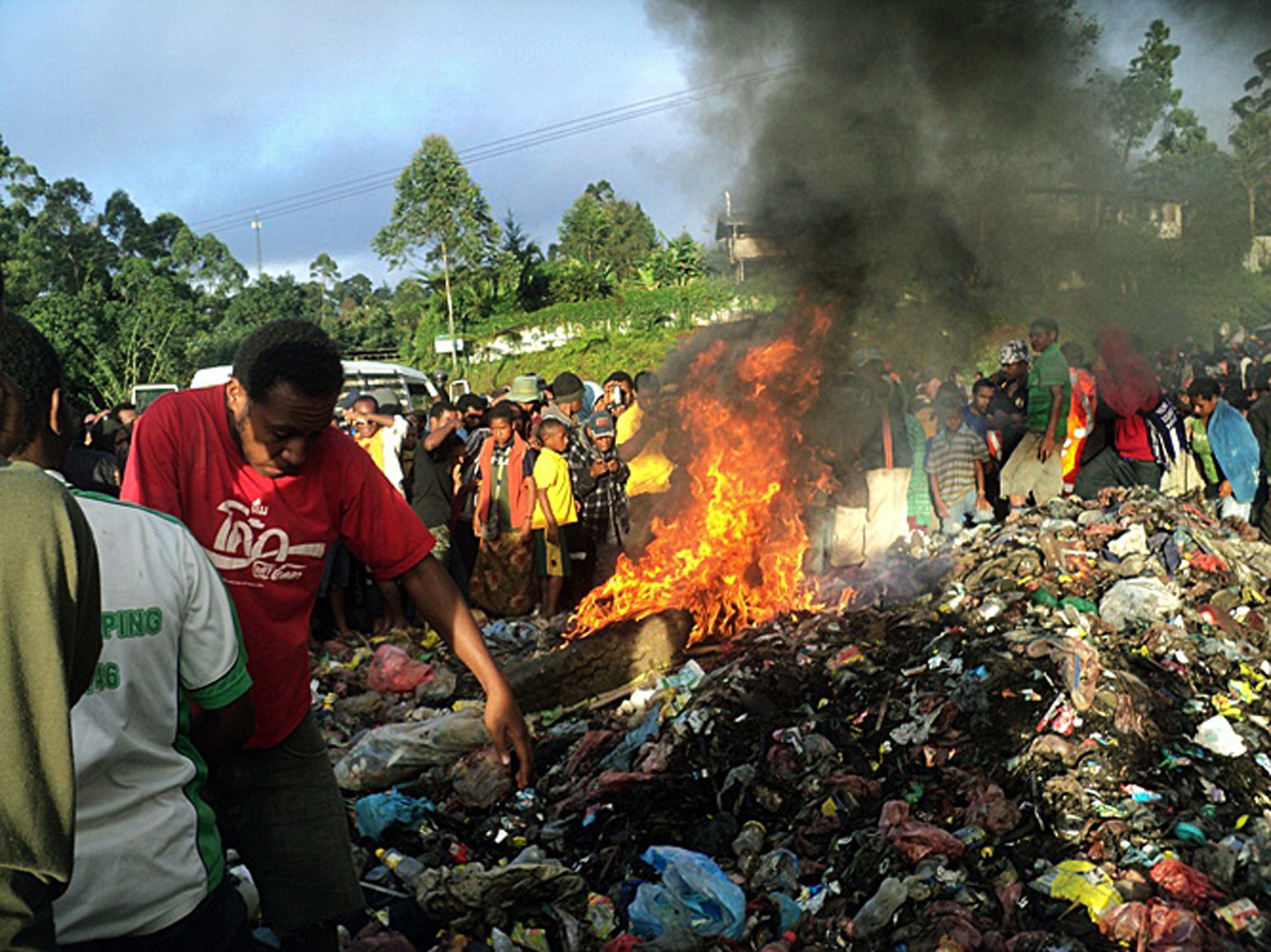 2 Charged For Allegedly Torturing Burning Alive Woman For Witchcraft   Papua New Guinea Sorc Leff 