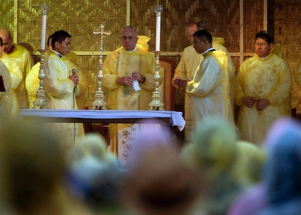 Paus Francis menghibur para penyintas topan Filipina, dan kemudian memotong kunjungan singkat ke Storm Paus Francis menghibur para penyintas topan Filipina, dan kemudian memotong kunjungan singkat ke Storm
