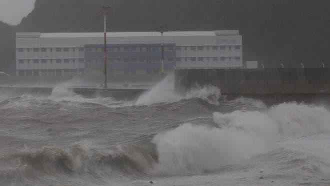 3 dead, 900,000 evacuate as typhoon slams Philippines | Fox News