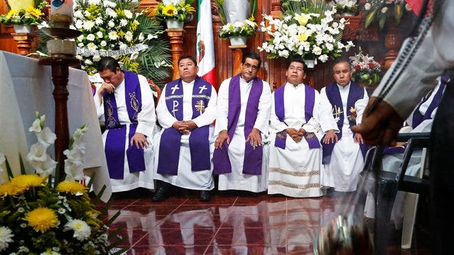 Murdered Mexican priests mourned in separate services