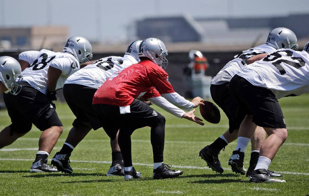 Quarterback Derek Carr, LB Khalil Mack makes debuts at Raiders rookie