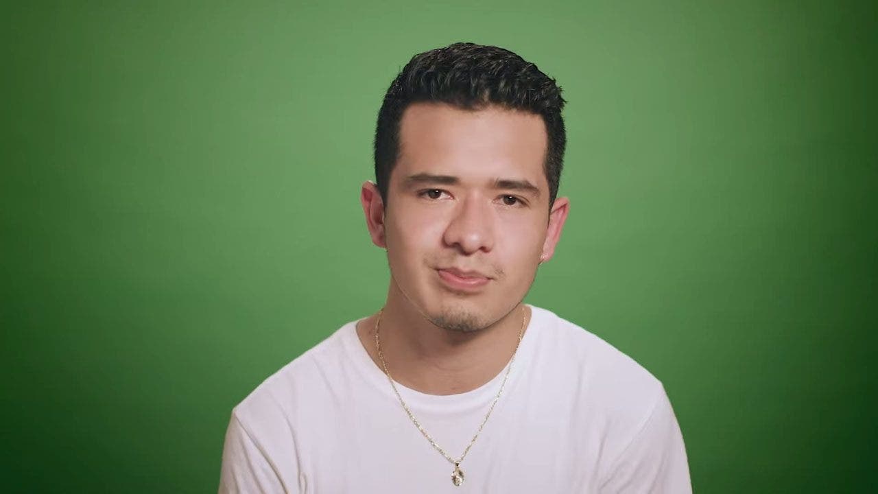 Imigran Meksiko yang bekerja di gedung Donald Trump memanggil kandidat melalui video