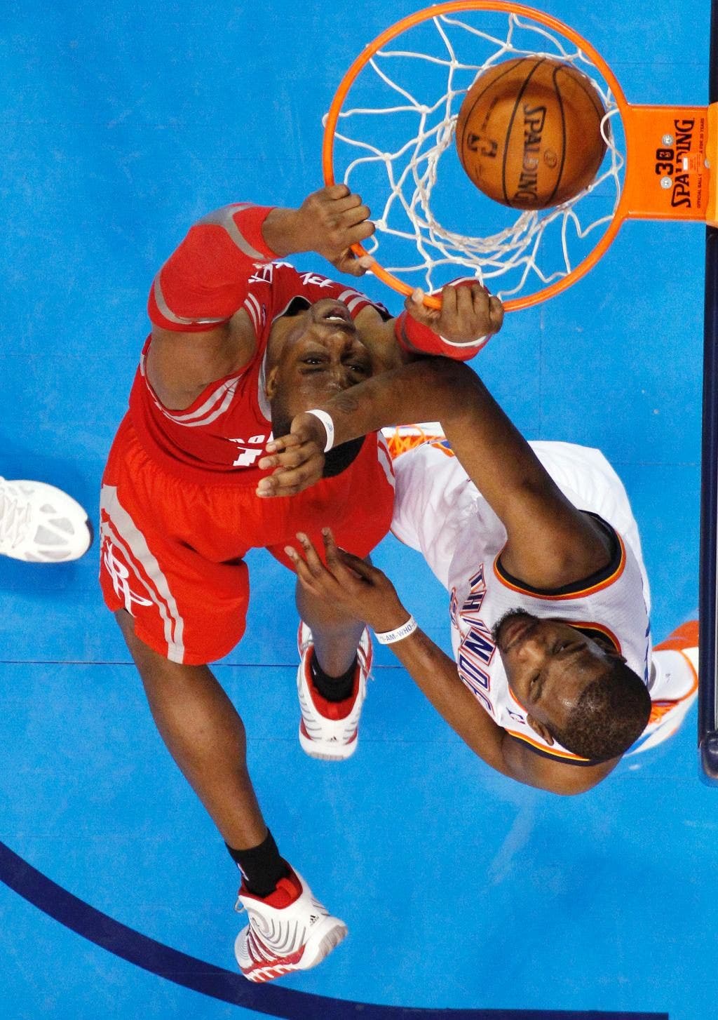 Durant, Westbrook memimpin Thunder melewati Rockets 106-98 dalam permainan tebal